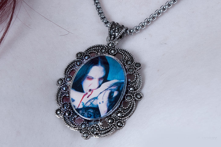 Carpathian Kiss Pendant - Avelina De Moray